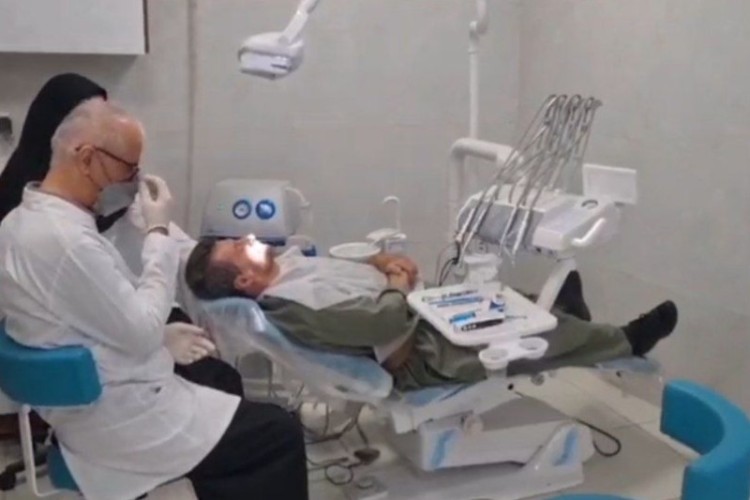 لبخندتان را به امن‌ترین دستان بسپارید؛ جایی که هنرِ درمان با مهربانیِ بیمه گره میخورد